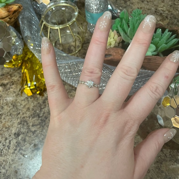 925 Sterling Silver Cubic Zirconia Snowflake Ring - Picture 10 of 10